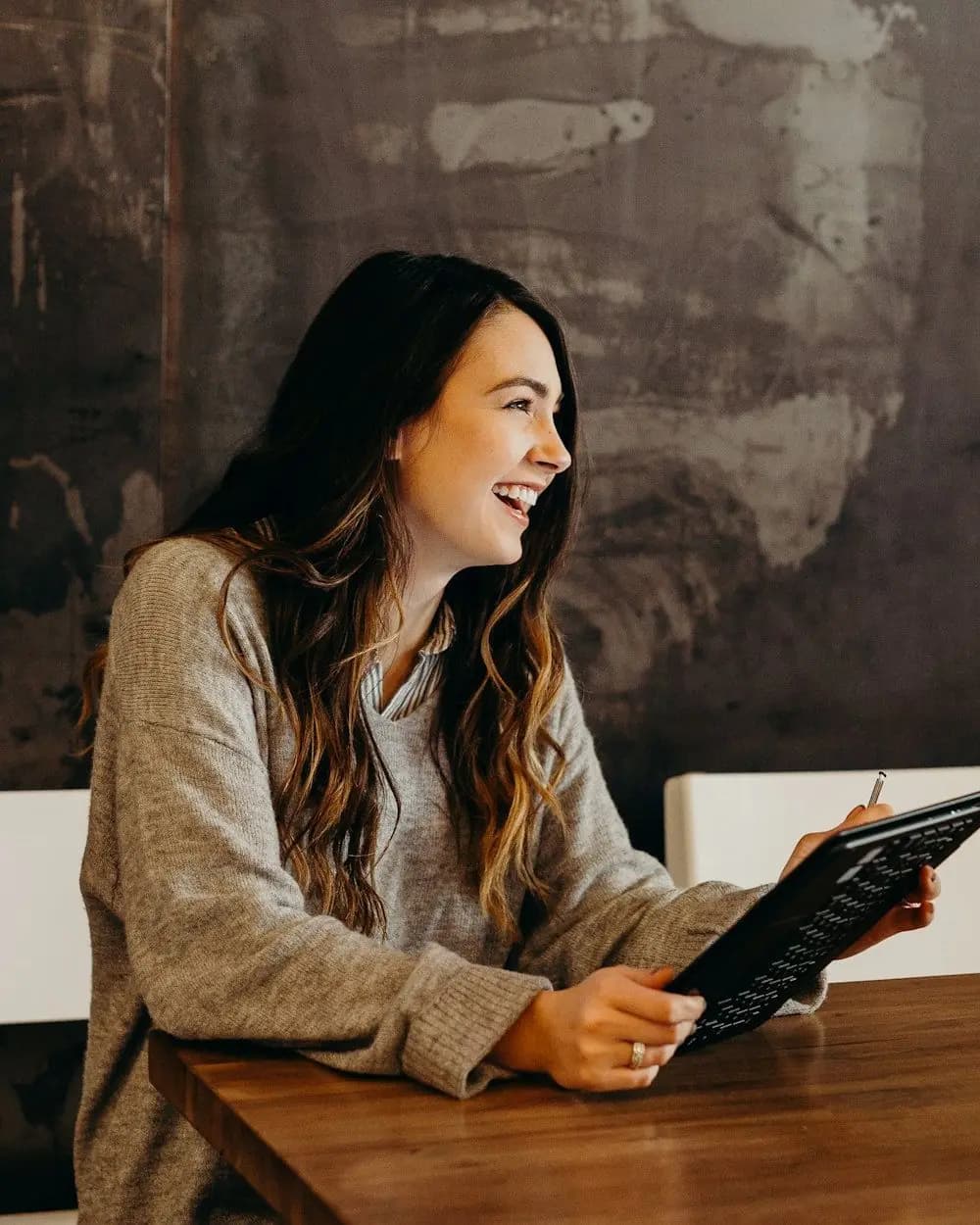 Une personne au travail, un document en main
